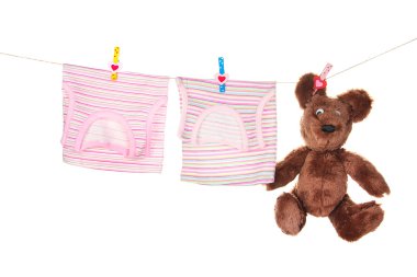 Bebek giysileri üzerinde beyaz izole clothesline üzerinde asılı