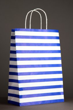 gri arka plan üzerinde çizgili çanta