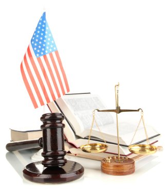 tahta Tokmak, altın, adalet, kitaplar ve Amerikan bayrağı üzerinde beyaz izole ölçeklendirir.
