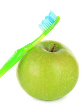 beyaz izole bir diş fırçası ile elma