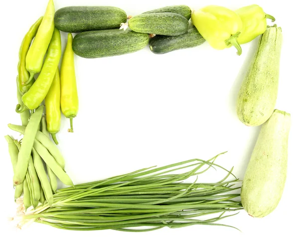 Légumes verts frais isolés sur blanc — Photo