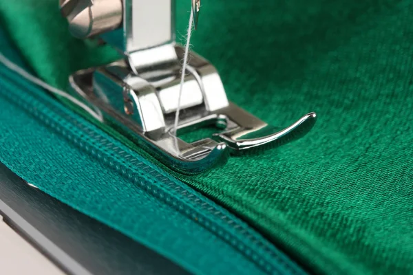 Dikiş makinesi çalışma bölümü yeşil bezle closeup — Stok fotoğraf