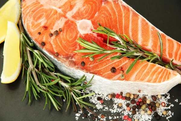Свіжий стейк з лососем на сковороді, крупним планом — стокове фото