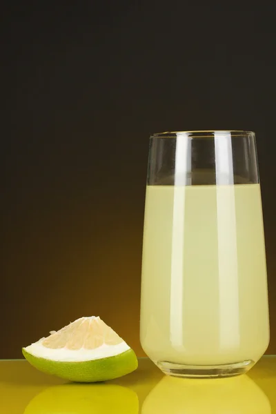 Delicioso zumo de dulzura en vaso y dulzura al lado sobre fondo naranja oscuro — Foto de Stock