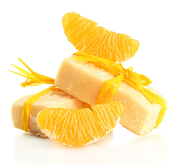 Sabão artesanal natural e laranja, isolado em branco — Fotografia de Stock