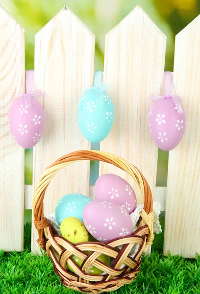 Arte Fondo de Pascua con huevos colgando de la cerca — Foto de Stock