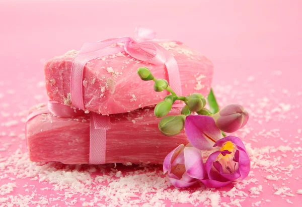 Natural handmade soap, on pink background — Stock Photo, Image