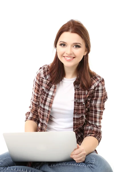 Bella giovane donna con computer portatile isolato su bianco — Foto Stock