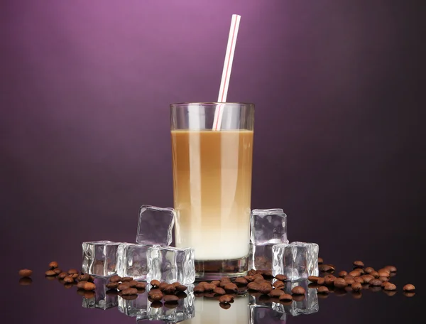 Koude koffie met ijs in glas op kleur achtergrond — Stockfoto