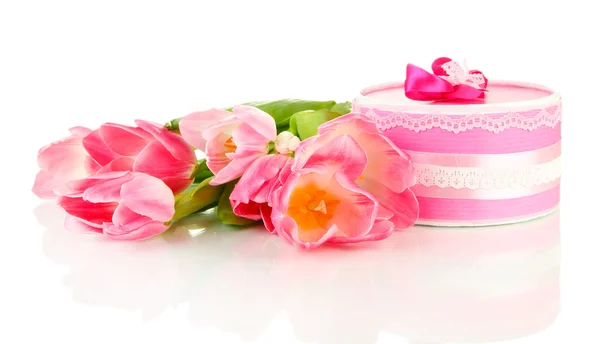 Розовые тюльпаны и подарочная коробка, изолированные на белом — стоковое фото
