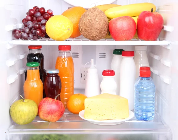 Frigorífico cheio de alimentos — Fotografia de Stock