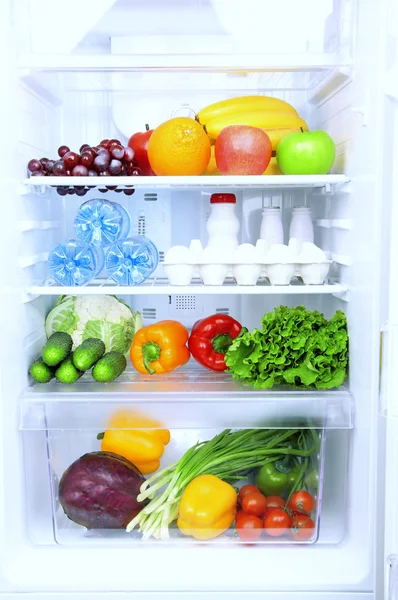 Холодильник, полный еды — стоковое фото