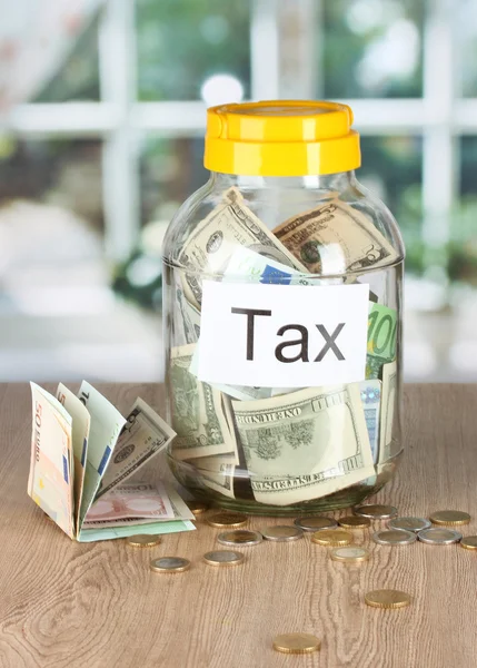 Dinero en el banco en el fondo de la habitación — Foto de Stock