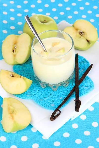 cam mavi masa örtüsü üzerinde apple ile lezzetli yoğurt