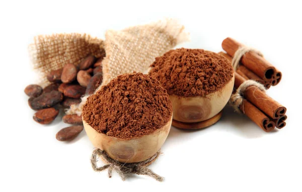 Какао порошок в деревянных мисках и специях, изолированных на белом — стоковое фото