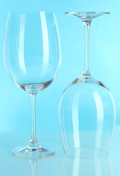 Dwie szklanki na światło niebieskie tło — Zdjęcie stockowe
