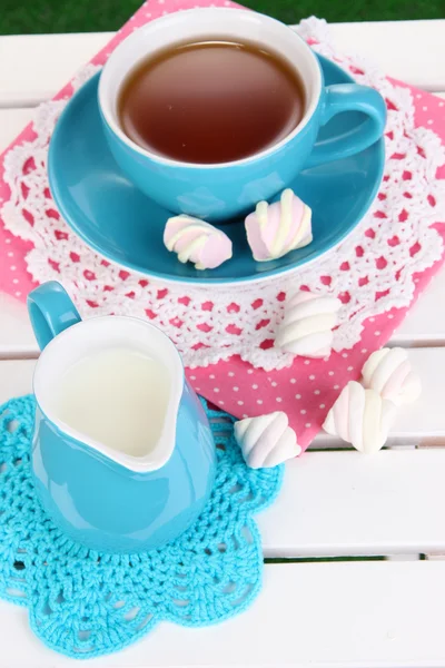 Hermosa composición de té en mesa de picnic de madera de cerca —  Fotos de Stock