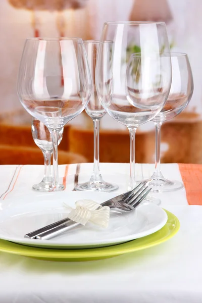 De instelling van de tabel met glazen voor verschillende dranken op tafel op kamer achtergrond — Stockfoto