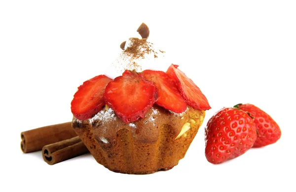 Torta di muffin saporita con fragole e cioccolato, isolata su bianco — Foto Stock