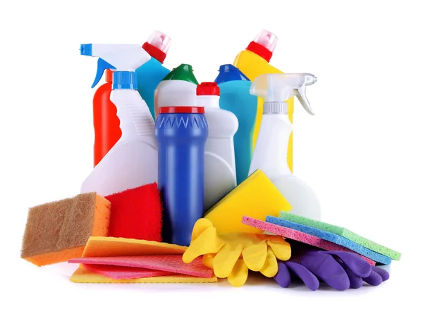 Diferentes tipos de limpiadores domésticos y esponjas de colores, guantes aislados en blanco — Foto de Stock