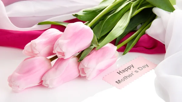 Hermoso ramo de tulipanes rosados en tela para el Día de la Madre, aislado en blanco —  Fotos de Stock