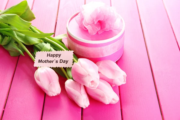 Πανέμορφο μπουκέτο με τουλίπες και δώρο για την ημέρα της μητέρας σε ροζ φόντο ξύλινη — Φωτογραφία Αρχείου