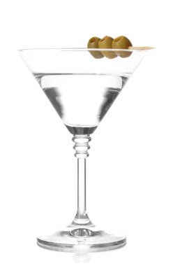 Martini kadehi ve üzerinde beyaz izole zeytin