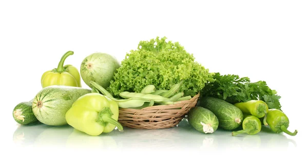 Legumes verdes frescos em cesta isolada em branco — Fotografia de Stock