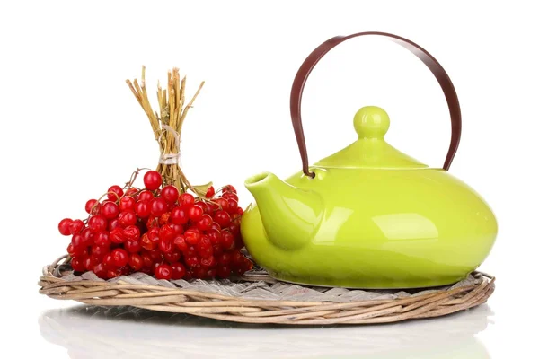 茶与孤立白底红色琼花 — 图库照片