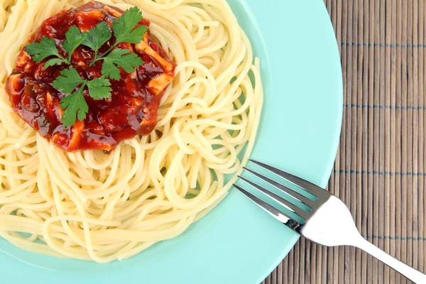 Italiaanse spaghetti in plaat op bamboe mat — Stockfoto