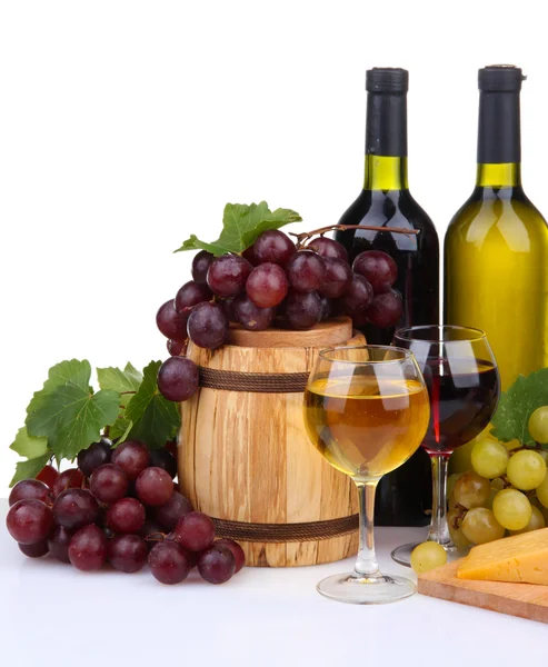 バレル、ボトルとグラス ワインやチーズ、ぶどう、白で隔離されます。 — ストック写真