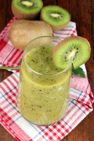 Glass of fresh kiwi juice on wooden table — Stock Photo, Image