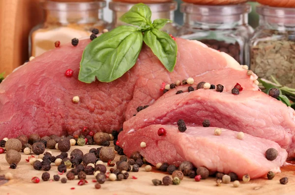 Otlar ve baharatlar yakın çekim ile marine edilmiş domuz eti büyük bir parça — Stok fotoğraf