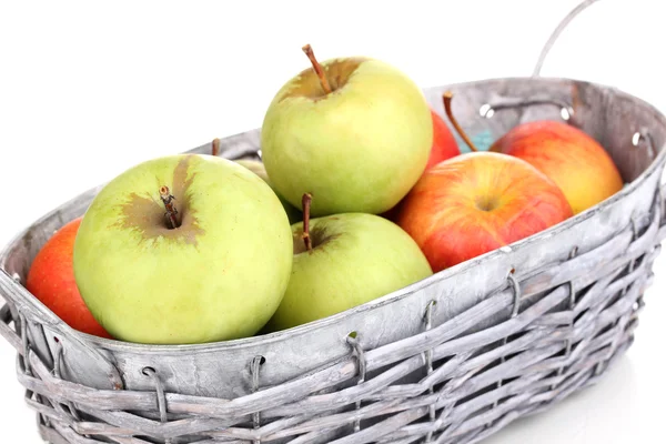 Manzanas maduras en cesta aisladas en blanco —  Fotos de Stock