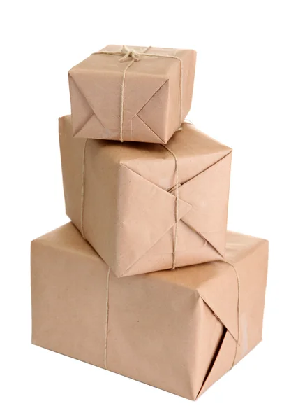 Cajas de paquetes con papel kraft, aisladas en blanco — Foto de Stock