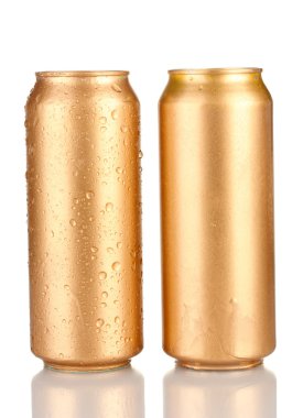 alüminyum kutular ile su damlaları izole üzerinde beyaz