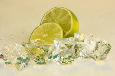 buz üzerinde açık sarı renkli kireç