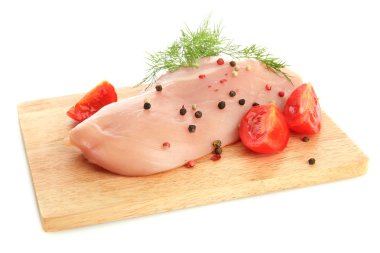 çiğ tavuk eti üzerinde beyaz izole kesme tahtası üzerinde