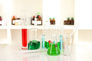 Laboratuvar arka plan üzerinde renkli sıvı ile farklı Laboratuar kapkacakları