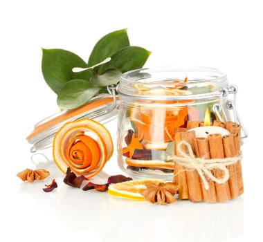 Cam vazo ve yanan mum üzerinde beyaz izole kuru portakal kabuğu dekoratif yükseldi