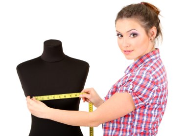 güzel genç terzi ve üzerinde beyaz izole manken