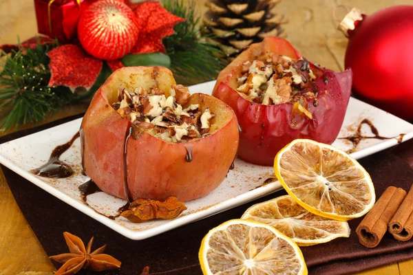 Manzanas al horno en el plato de cerca —  Fotos de Stock