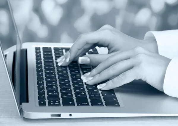 Mani femminili digitando sul computer portatile, primo piano — Foto Stock