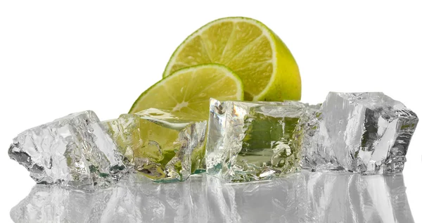 Eiswürfel mit Limette isoliert auf weiß — Stockfoto