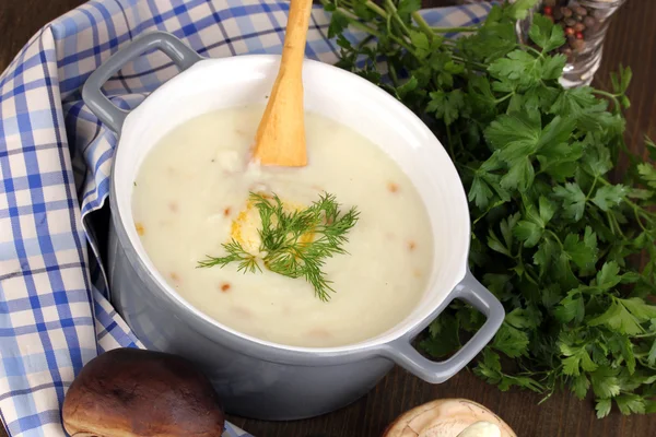 Mashed potatoes in saucepan with ingredients on wooden table — Stock Photo, Image