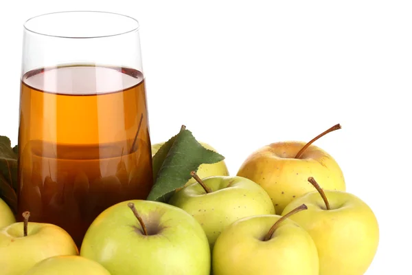 Jugo de manzana útil con manzanas alrededor aisladas en blanco — Foto de Stock