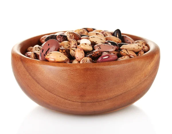 Bol en bois avec haricots isolés sur blanc — Photo