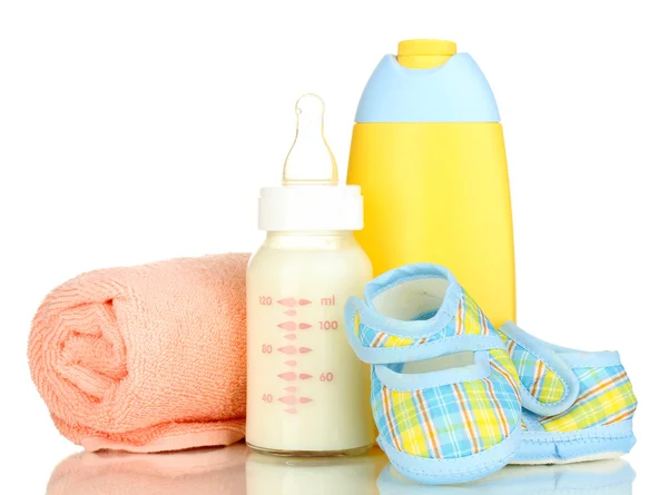 Bottiglia di latte, ciuccio, shampoo e asciugamano isolati su bianco — Foto Stock