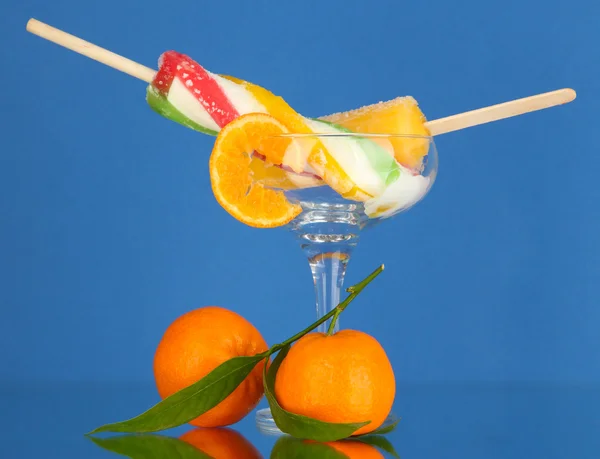 Dos zumos de fruta hielo en jarrón sobre fondo azul —  Fotos de Stock