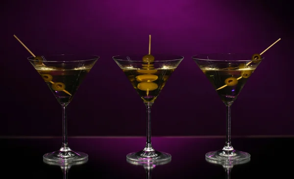 Gafas Martini sobre fondo oscuro — Foto de Stock